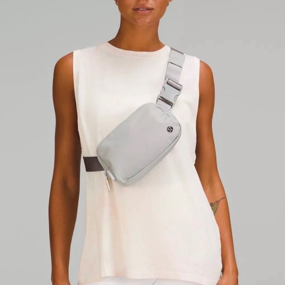 Lululemon Everywhere Belt Bag in Silver Drop